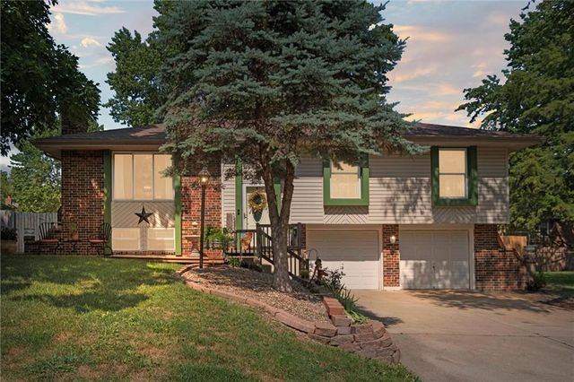 517 NE Johnston Drive, Blue Springs, MO 64014