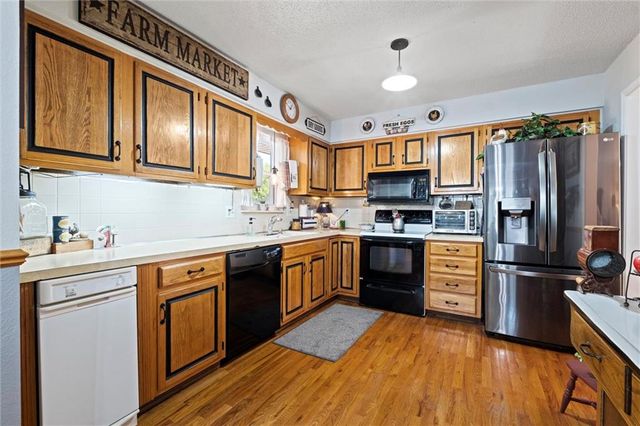 517 NE Johnston Drive, Blue Springs, MO 64014