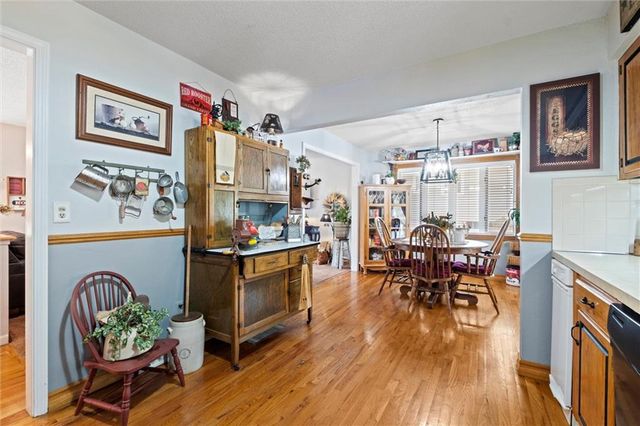 517 NE Johnston Drive, Blue Springs, MO 64014