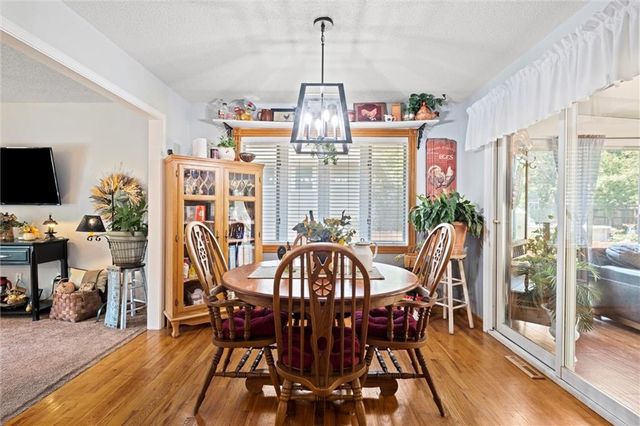 517 NE Johnston Drive, Blue Springs, MO 64014