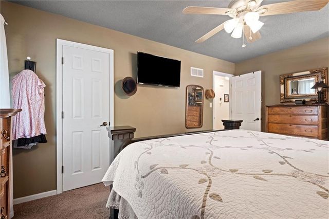 517 NE Johnston Drive, Blue Springs, MO 64014