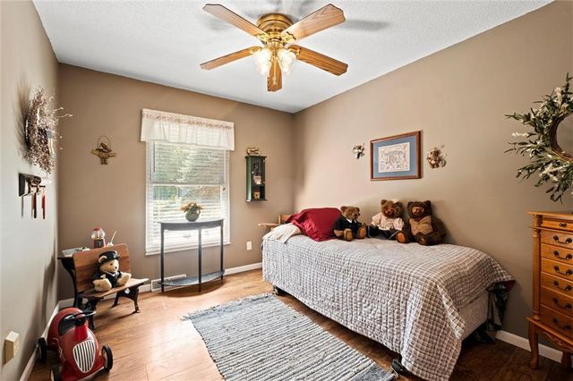 517 NE Johnston Drive, Blue Springs, MO 64014