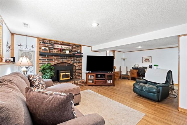 517 NE Johnston Drive, Blue Springs, MO 64014