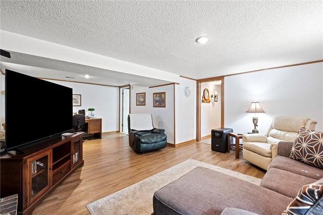 517 NE Johnston Drive, Blue Springs, MO 64014