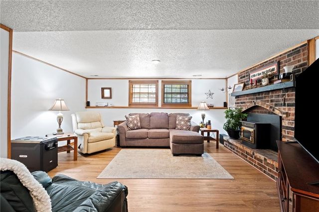 517 NE Johnston Drive, Blue Springs, MO 64014