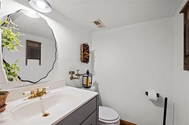 517 NE Johnston Drive, Blue Springs, MO 64014