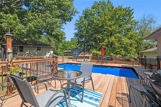 517 NE Johnston Drive, Blue Springs, MO 64014