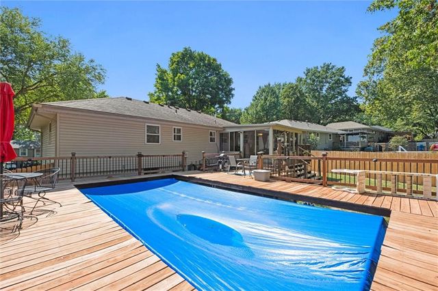 517 NE Johnston Drive, Blue Springs, MO 64014