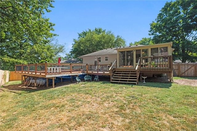 517 NE Johnston Drive, Blue Springs, MO 64014