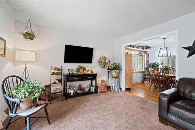 517 NE Johnston Drive, Blue Springs, MO 64014