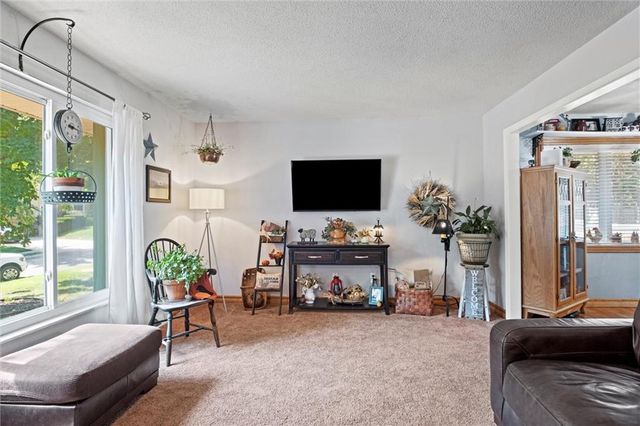 517 NE Johnston Drive, Blue Springs, MO 64014