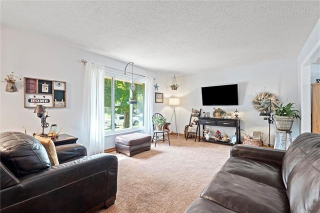 517 NE Johnston Drive, Blue Springs, MO 64014