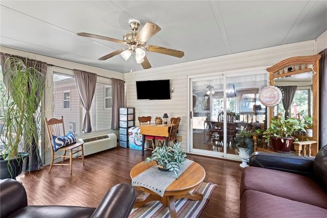 517 NE Johnston Drive, Blue Springs, MO 64014