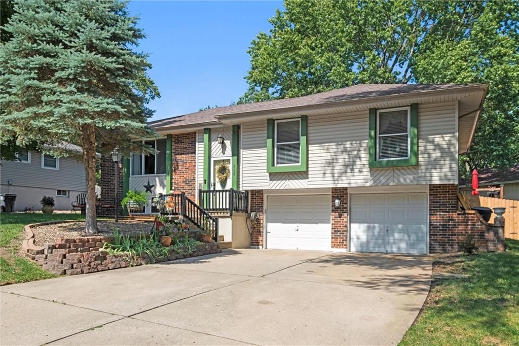 517 NE Johnston Drive, Blue Springs, MO 64014