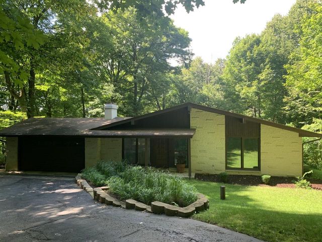 S54W23710 Maple Hill COURT, Waukesha, WI 53189