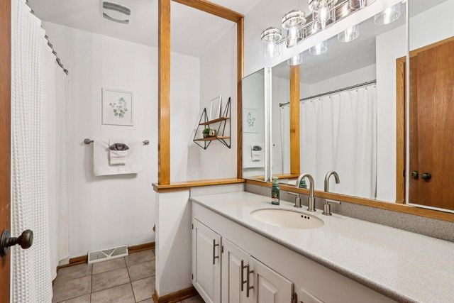 S54W23710 Maple Hill COURT, Waukesha, WI 53189