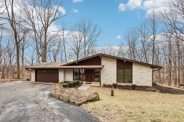 S54W23710 Maple Hill COURT, Waukesha, WI 53189