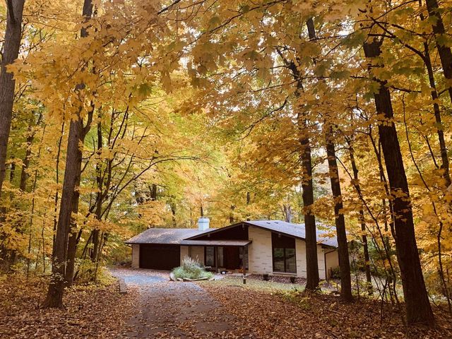 S54W23710 Maple Hill COURT, Waukesha, WI 53189