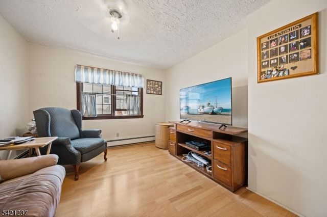 125 Merritt Ave, Bergenfield Boro, NJ 07621