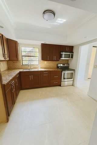 800 NE 199th St 105D, Miami, FL 33179