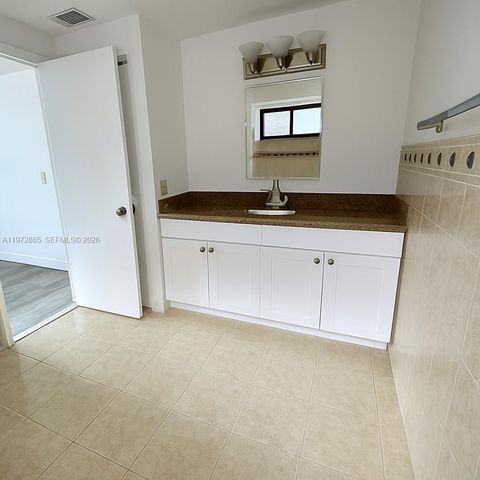 800 NE 199th St 105D, Miami, FL 33179