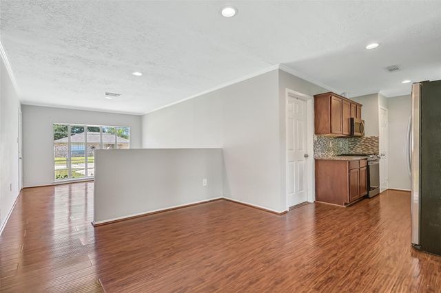 107 Stratmore Drive, Friendswood, TX 77546
