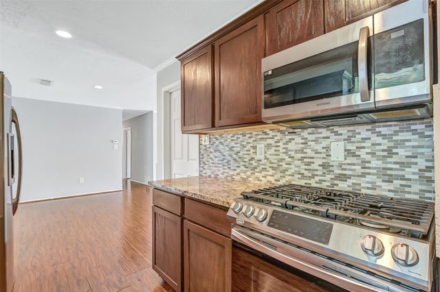 107 Stratmore Drive, Friendswood, TX 77546