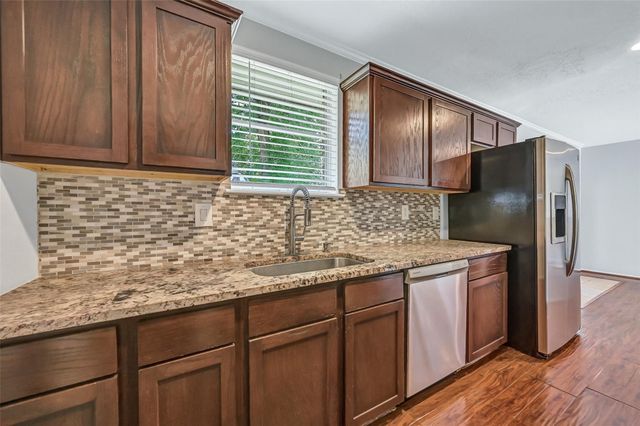 107 Stratmore Drive, Friendswood, TX 77546