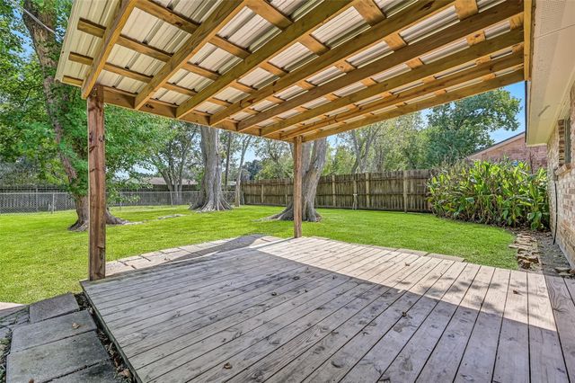 107 Stratmore Drive, Friendswood, TX 77546