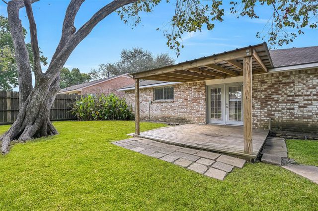 107 Stratmore Drive, Friendswood, TX 77546