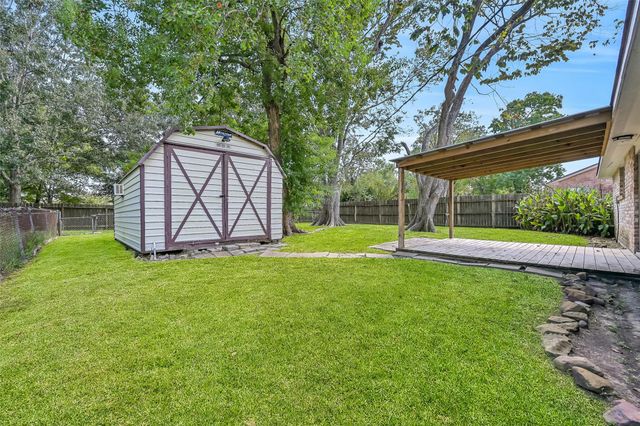 107 Stratmore Drive, Friendswood, TX 77546