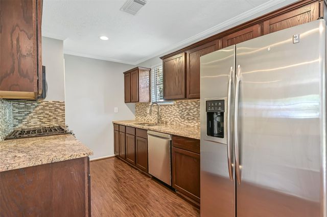 107 Stratmore Drive, Friendswood, TX 77546