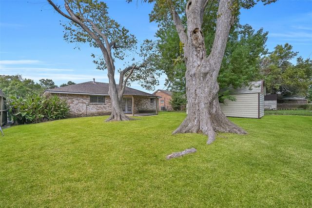 107 Stratmore Drive, Friendswood, TX 77546