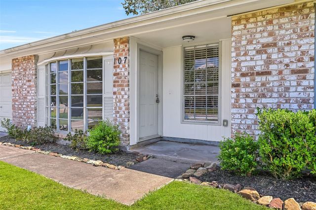 107 Stratmore Drive, Friendswood, TX 77546