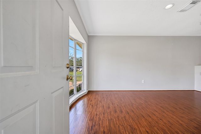 107 Stratmore Drive, Friendswood, TX 77546