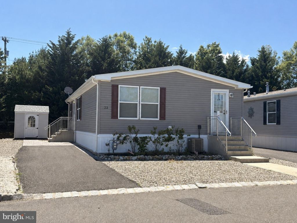 22 BALTIMORE DR., Manahawkin, NJ 08050