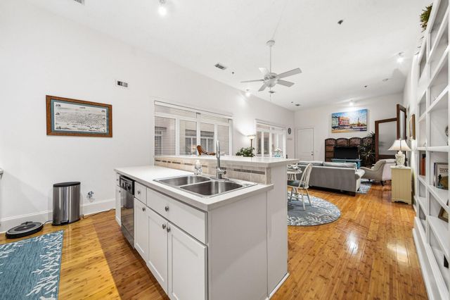 2208 Post Office Street 305, Galveston, TX 77550