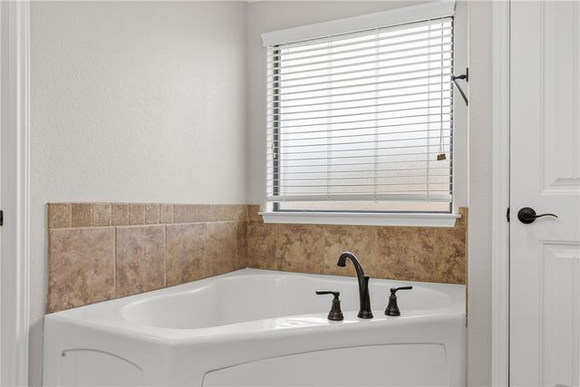 1001 Meadow Wood, Caldwell, TX 77836