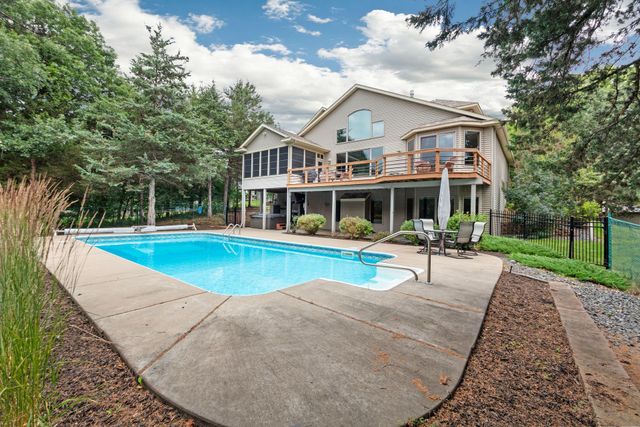 715 Crosby Drive, Hudson, WI 54016