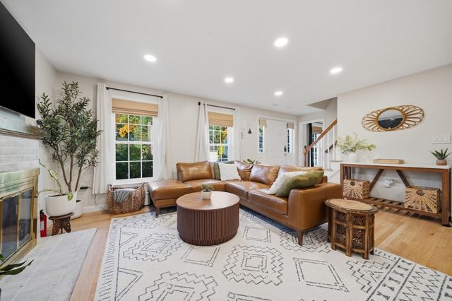88 Stonegate Rd 88, Chelmsford, MA 01824