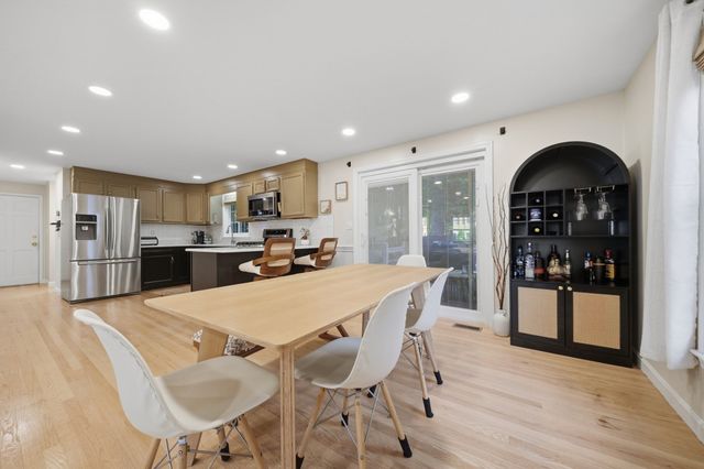 88 Stonegate Rd 88, Chelmsford, MA 01824