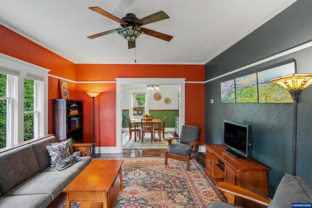 307 Adams Av, Silverton, OR 97381