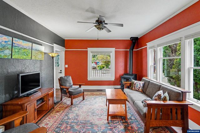 307 Adams Av, Silverton, OR 97381