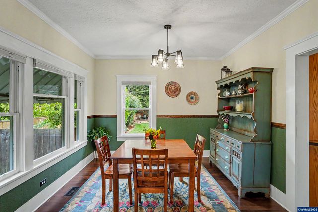 307 Adams Av, Silverton, OR 97381