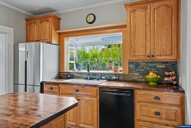 307 Adams Av, Silverton, OR 97381