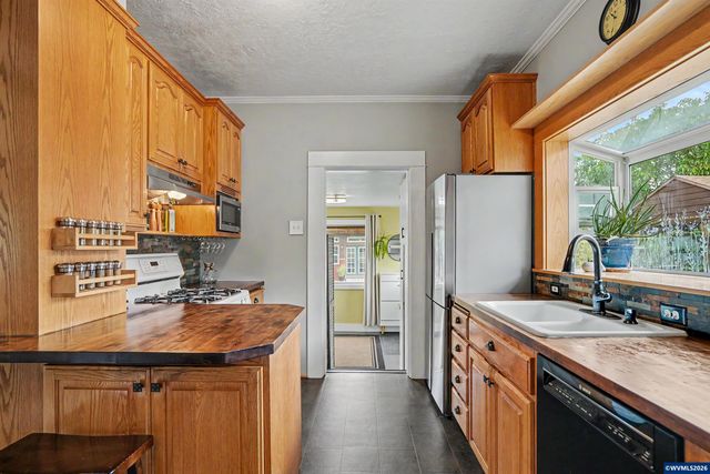 307 Adams Av, Silverton, OR 97381