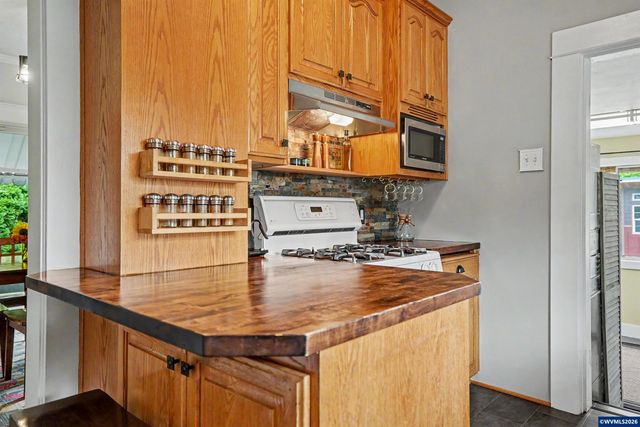 307 Adams Av, Silverton, OR 97381