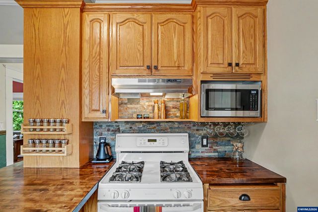 307 Adams Av, Silverton, OR 97381