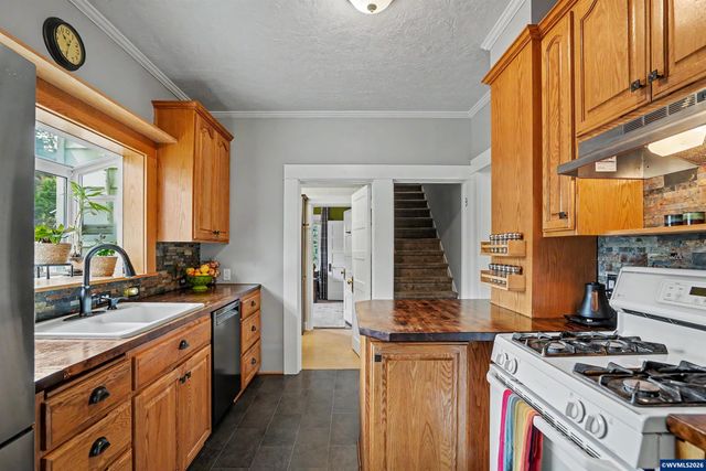 307 Adams Av, Silverton, OR 97381