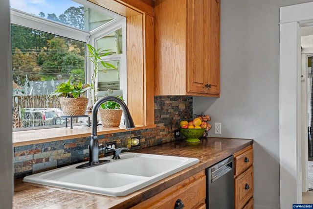307 Adams Av, Silverton, OR 97381